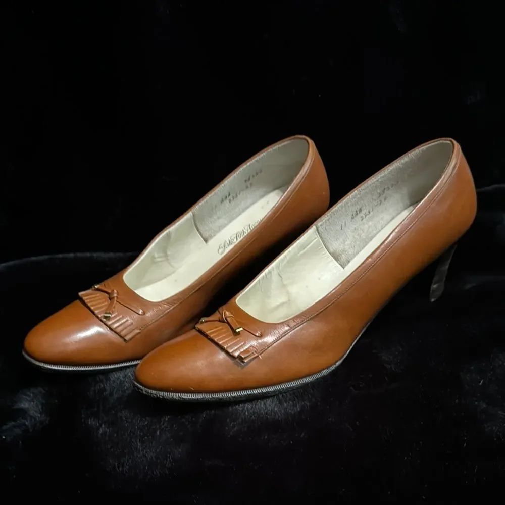 Saks Fifth Avenue Vintage Leather Heels. 11AAA